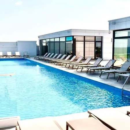Regal Infinity Pool & Mamaia North