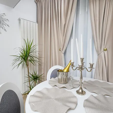 Regal Infinity Pool & Mamaia North Apartman *