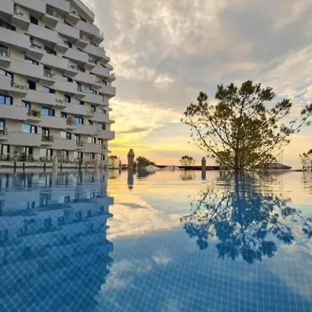 Regal Infinity Pool & Mamaia North Apartman *